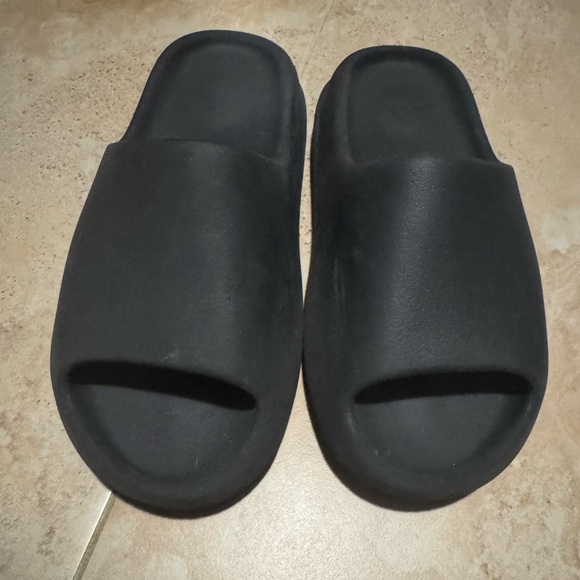 Yeezy Slides Black Slide Sandals - Picture 1 of 1
